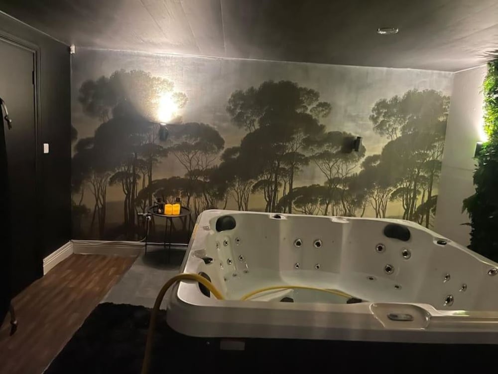 The Exclusive Jacuzzi Apartment
