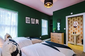 Modern 4-Bedroom in Manchester