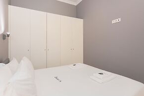 Liiiving in Porto-Silver Light Apartment