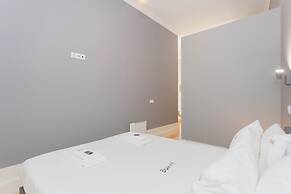 Liiiving in Porto-Silver Light Apartment