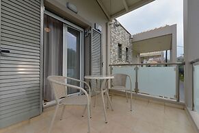 Avia Blue Maisonette - Steps From the Sea