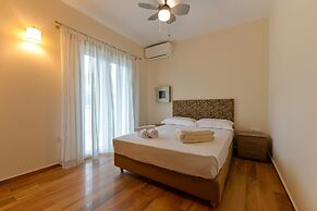 Avia Blue Maisonette - Steps From the Sea