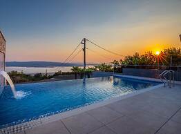 Lorena Stylish Sea View Villa