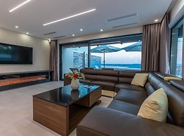 Lorena Stylish Sea View Villa