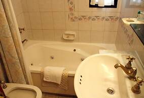 Primacy Hotel