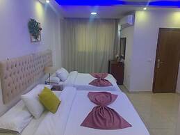 Pyramids Live View Hotel