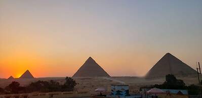Pyramids Live View Hotel