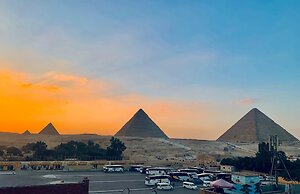 Pyramids Live View Hotel