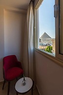 Pyramids Live View Hotel