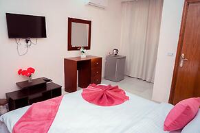 Pyramids Live View Hotel