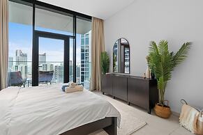 Waves - Chic High-Floor Studio Retreat with Canal Views