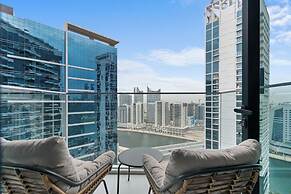 Waves - Chic High-Floor Studio Retreat with Canal Views