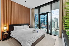 Waves - Chic High-Floor Studio Retreat with Canal Views