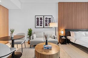 Waves - Chic High-Floor Studio Retreat with Canal Views
