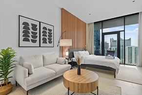 Waves - Chic High-Floor Studio Retreat with Canal Views