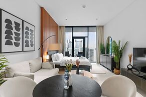 Waves - Chic High-Floor Studio Retreat with Canal Views