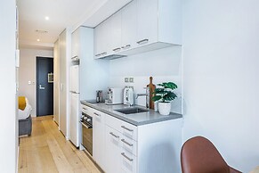Stylish+Modern Unit - Balcony & Pool Zodiak Stays