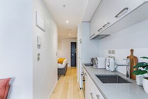 Stylish+Modern Unit - Balcony & Pool Zodiak Stays