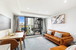 Stylish+Modern Unit - Balcony & Pool Zodiak Stays
