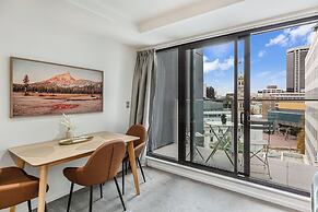 Stylish+Modern Unit - Balcony & Pool Zodiak Stays