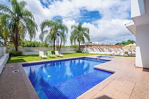 Spacious 5 Bedroom Oasis with Pool & BBQ