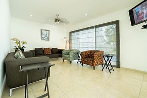 Spacious 5 Bedroom Oasis with Pool & BBQ