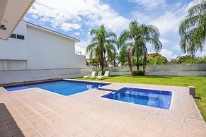 Spacious 5 Bedroom Oasis with Pool & BBQ