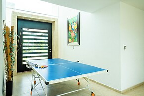 Spacious 5 Bedroom Oasis with Pool & BBQ
