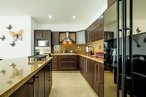 Spacious 5 Bedroom Oasis with Pool & BBQ