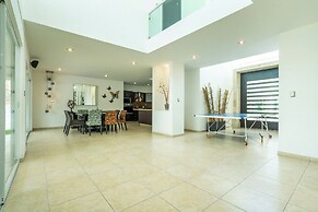 Spacious 5 Bedroom Oasis with Pool & BBQ
