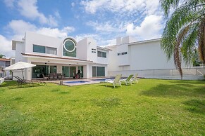Spacious 5 Bedroom Oasis with Pool & BBQ