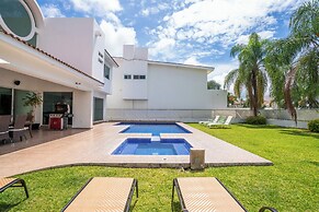 Spacious 5 Bedroom Oasis with Pool & BBQ