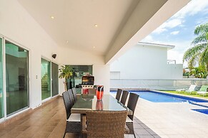 Spacious 5 Bedroom Oasis with Pool & BBQ