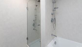 Pristine Difc 2BR w Pool Gym