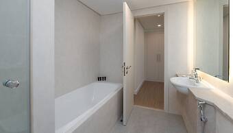 Pristine Difc 2BR w Pool Gym