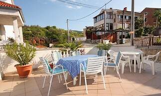Apartment and Rooms Luka