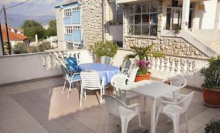 Apartment and Rooms Luka
