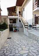 Apartment and Rooms Luka