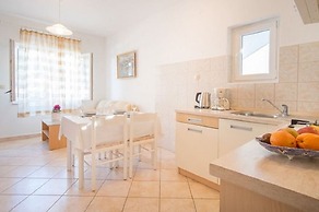 Apartment and Rooms Luka