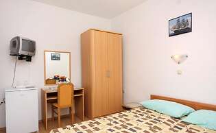 Apartment and Rooms Luka