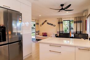 Spacious Eastern Beach Home by Zodiak Stays
