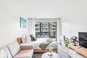 Central studio + private balcony by Zodiak Stays