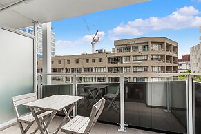 Central studio + private balcony by Zodiak Stays