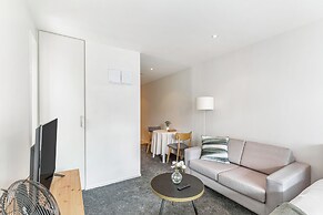 Central studio + private balcony by Zodiak Stays