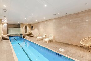 Central studio + private balcony by Zodiak Stays