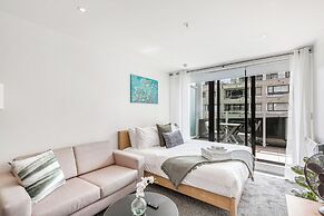 Central studio + private balcony by Zodiak Stays