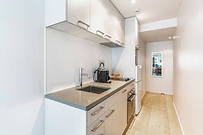Central studio + private balcony by Zodiak Stays