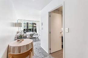 Central studio + private balcony by Zodiak Stays
