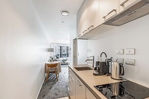 Central studio + private balcony by Zodiak Stays