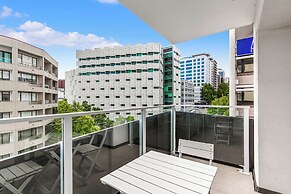 Central studio + private balcony by Zodiak Stays